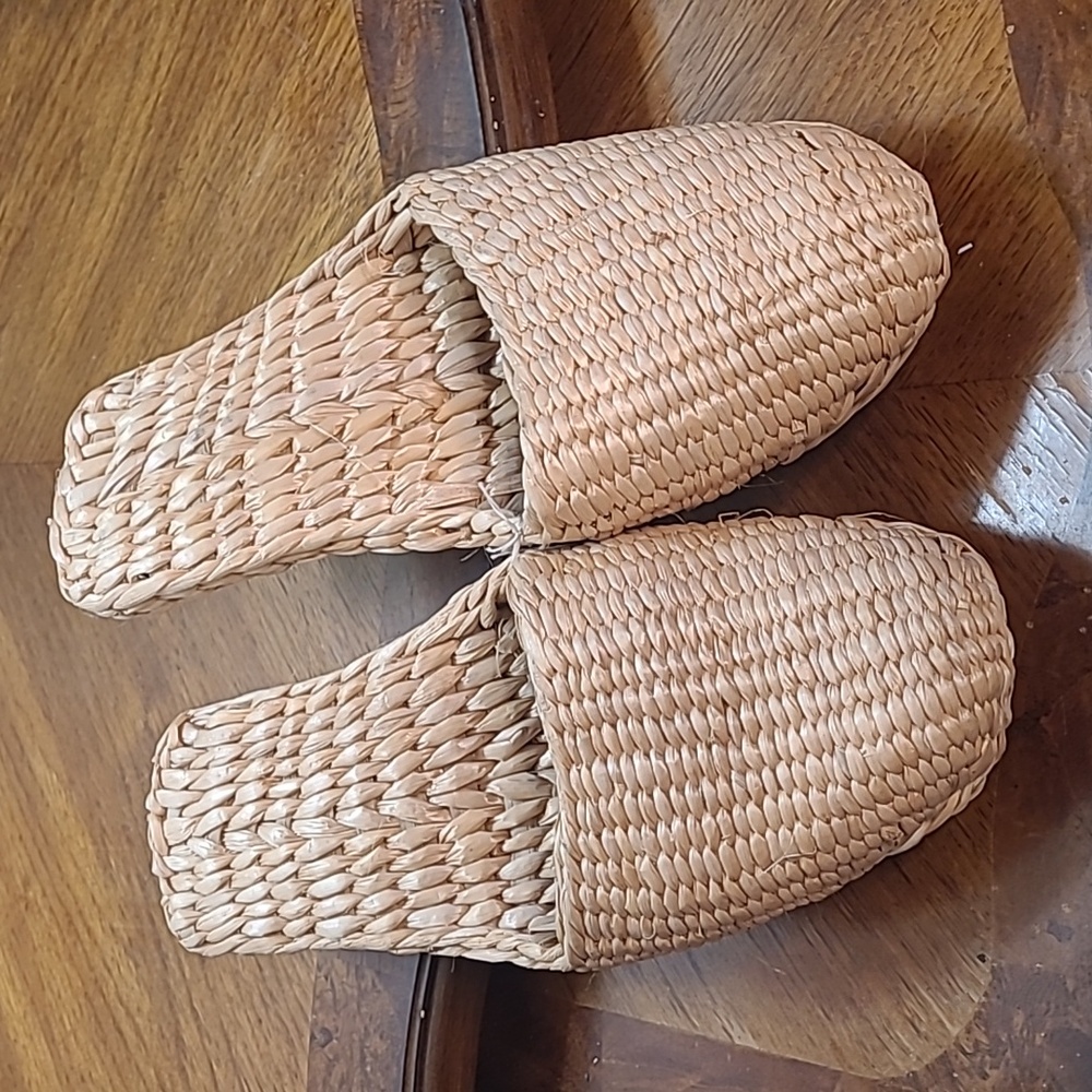 New with tags! Hand woven decorative straw slipper shoes Mens 7.5 Womens 9.5